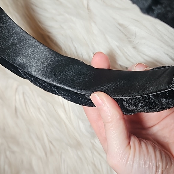 Velour Pearl Headband - Picture 4 of 8